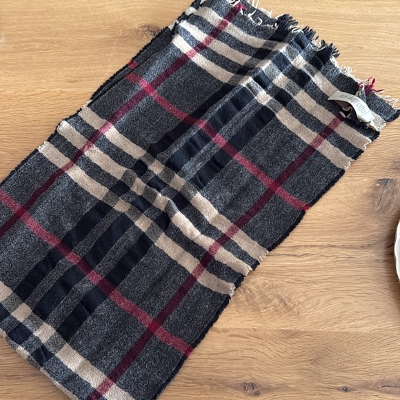 Burberry Wool Scarf Read Description - Picture 6 of 6